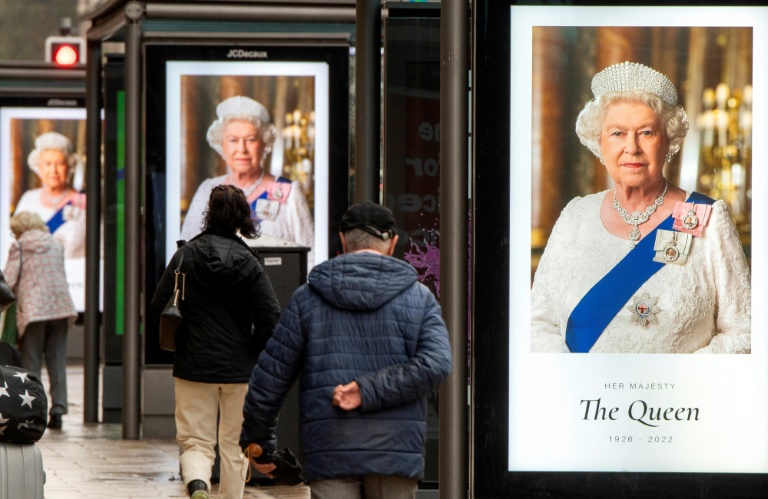  Sombre Edinburgh readies to receive the queen