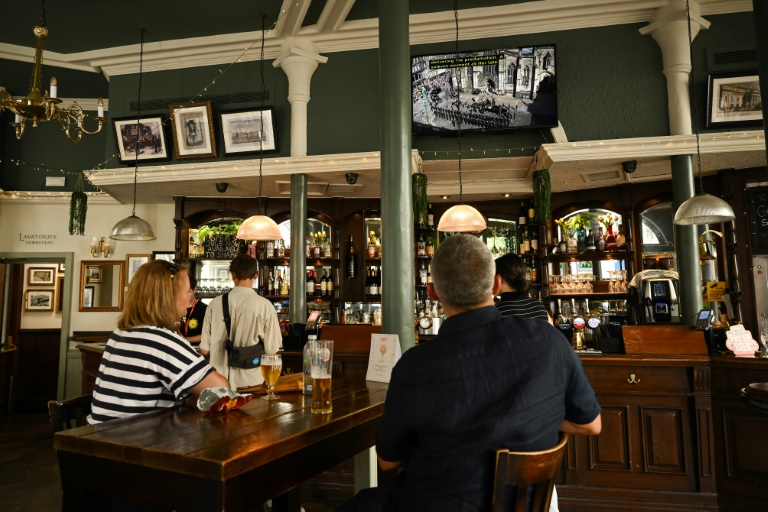  Shops shut for queen’s funeral but pubs to raise glass