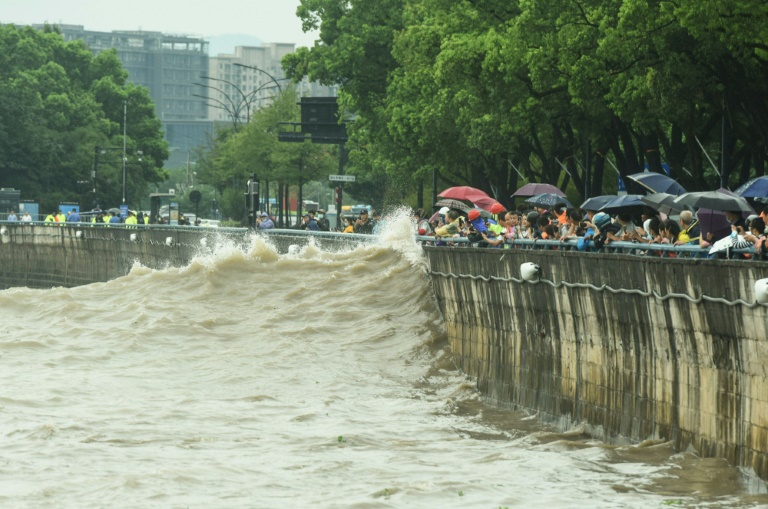  Typhoon Muifa lashes eastern China, forcing 1.6 million from their homes