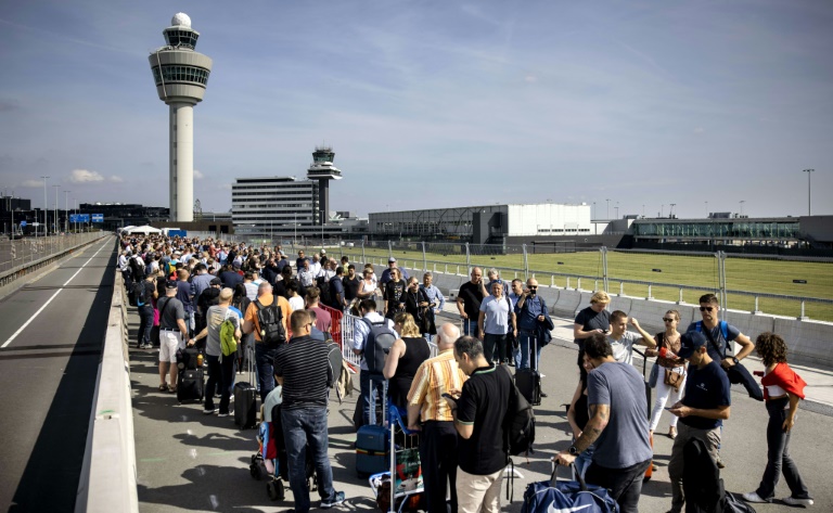  Schiphol CEO quits over Amsterdam airport chaos