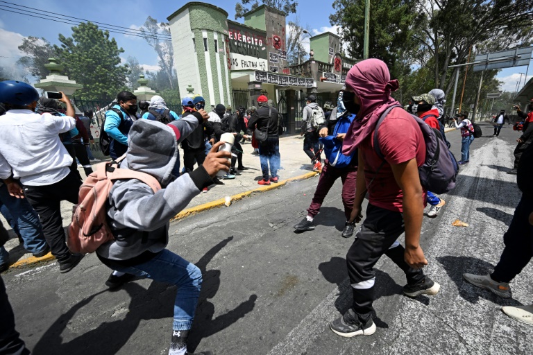  Clashes erupt at Mexico protest over missing students