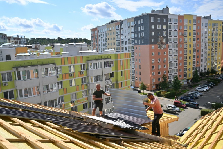  Ukrainians race to fix shelled homes ahead of winter