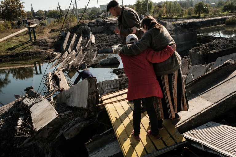  Vulnerable flee as Russians advance on Ukraine town