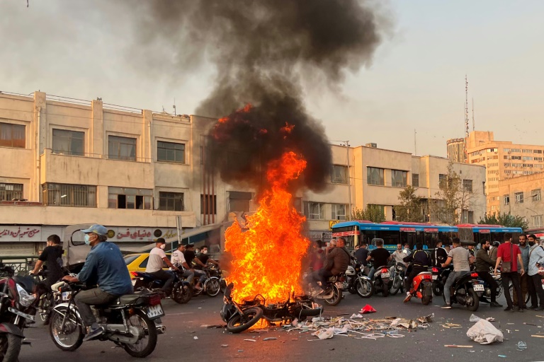  Iran protesters defiant despite crackdown