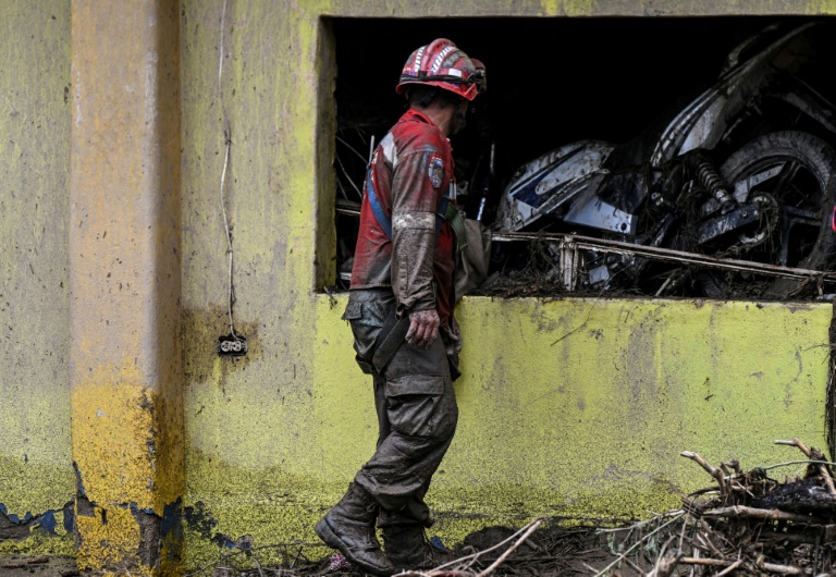  Neighbors, rescuers search for 52 missing after Venezuela landslide