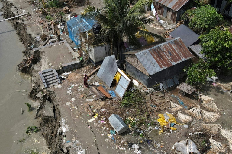  Climate refugees flee as Bangladesh villages washed away