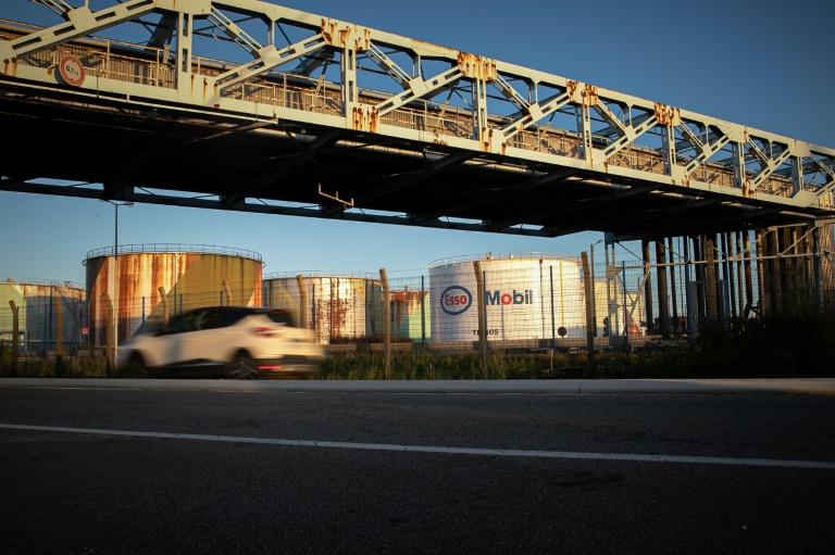  Striking French refinery workers defy government threats