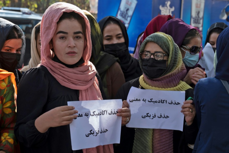  Afghan women protest after students expelled from university dorms