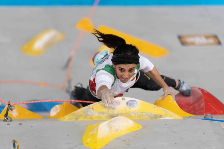  Iranian greeted as hero after competing without hijab