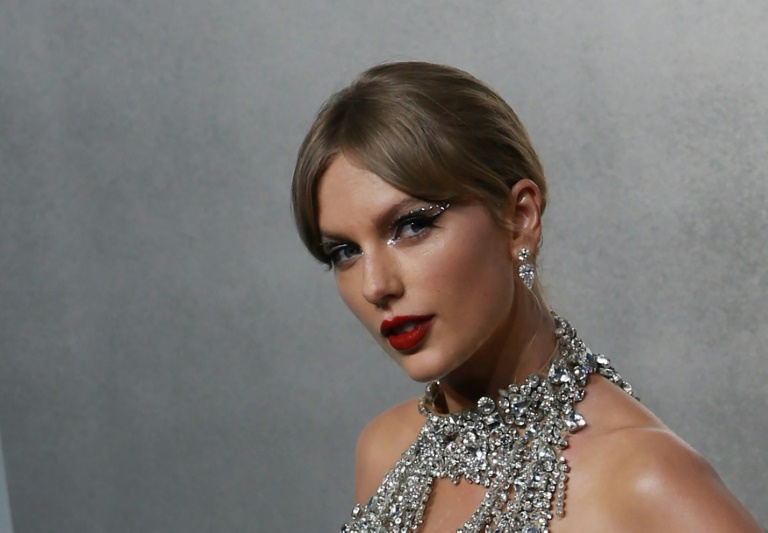  Taylor Swift’s 10th album ‘Midnights’ crashes Spotify