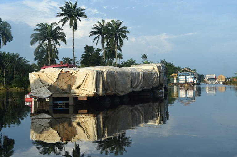  Aid slowly reaches Nigerian flood victims