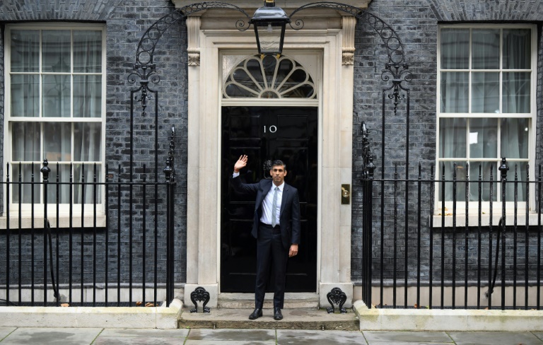  Ultra-rich UK PM to move into small Downing Street flat