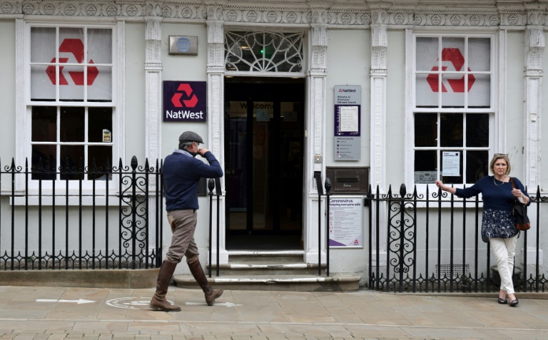  NatWest shares slump as bank earnings spook market