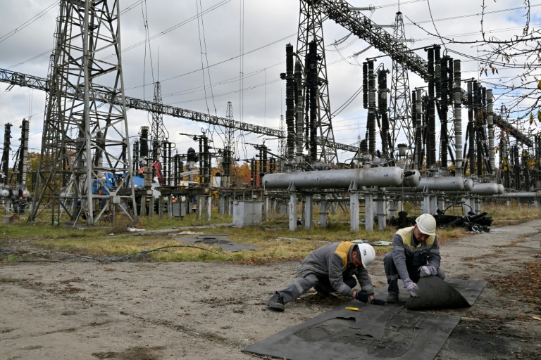  Power workers struggle to keep Ukraine’s energy on stream