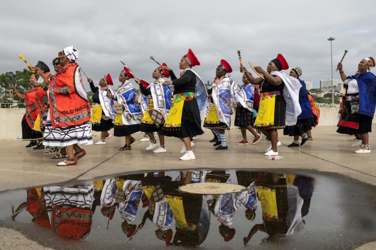  Mega party as S.Africa crowns new Zulu king