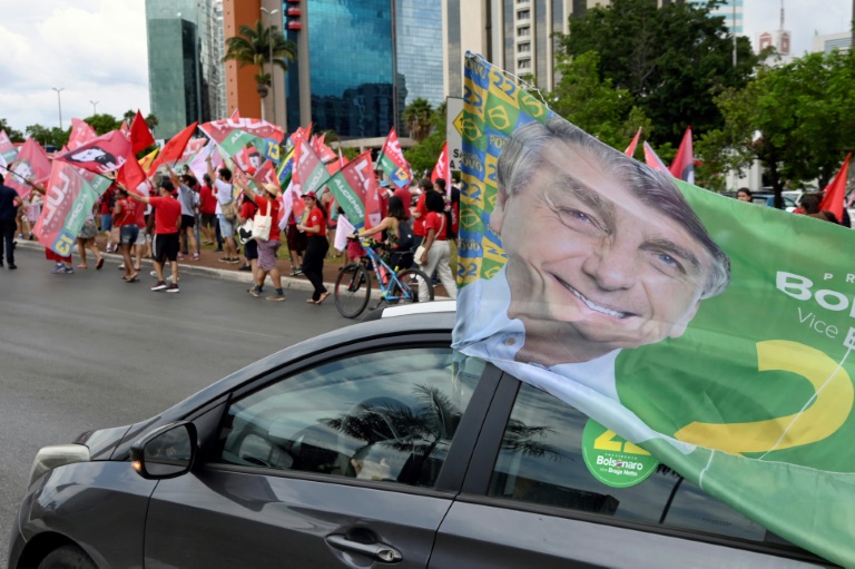  Brazil on tenterhooks in Bolsonaro, Lula election showdown