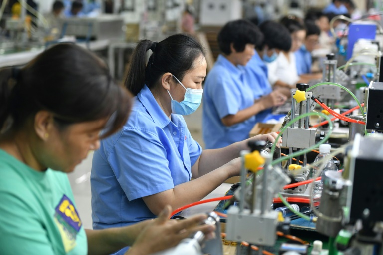  China’s factory activity contracts on Covid curbs