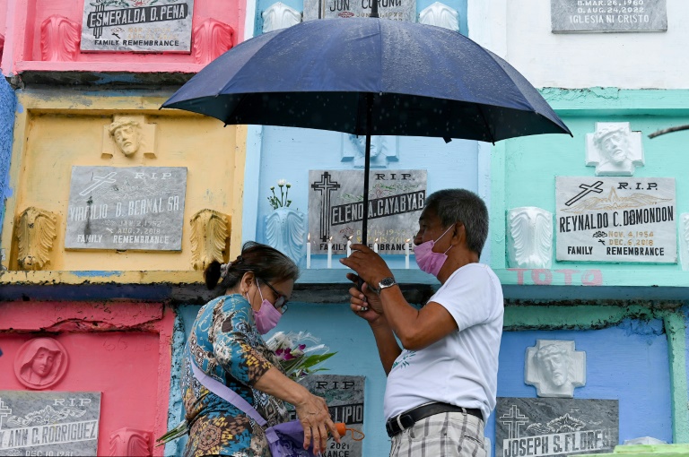  Filipinos flock to cemeteries for All Saints’ Day