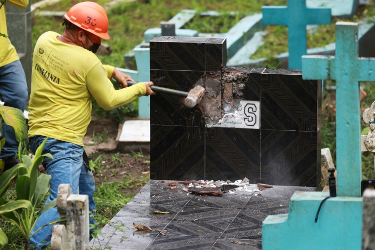  El Salvador destroys gang members’ gravestones