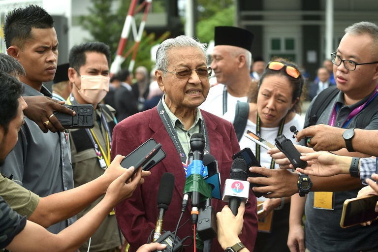  Malaysia’s nearly century-old Mahathir seeks re-election