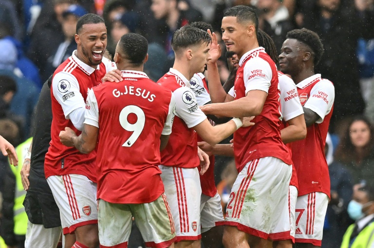  Arsenal back on top, Salah double lifts Liverpool