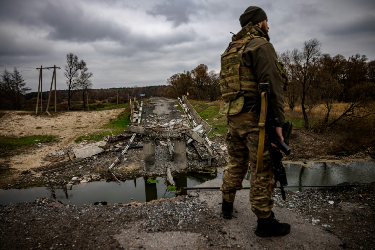  Ukrainian soldiers keep watch at recaptured border