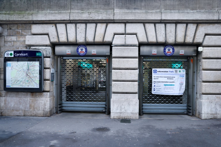  Pay strike set to paralyse Paris metro