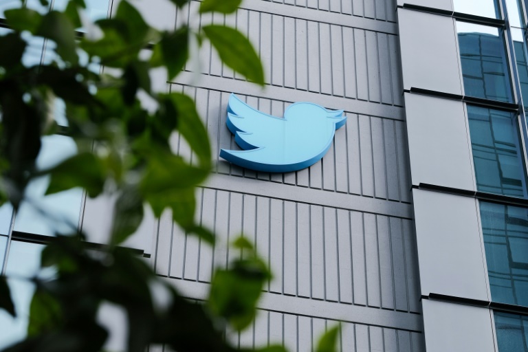  Twitter chaos deepens as key executives quit