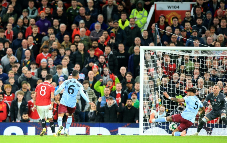  Man Utd survive Villa scare to reach League Cup last 16