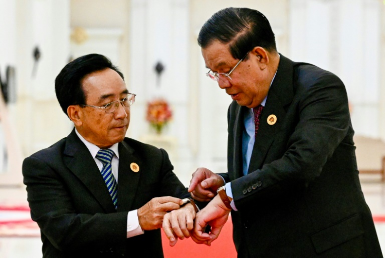  Hun Sen hands out Cambodian-made watches to summit VIPs