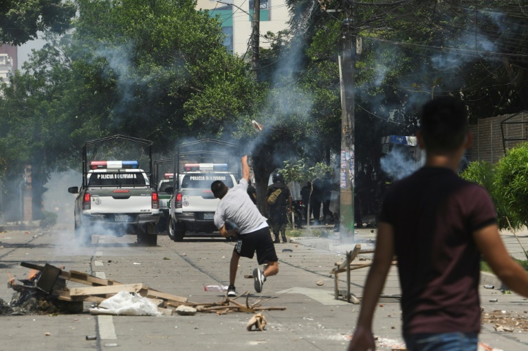  Protesters demanding a census revolt in Bolivian city