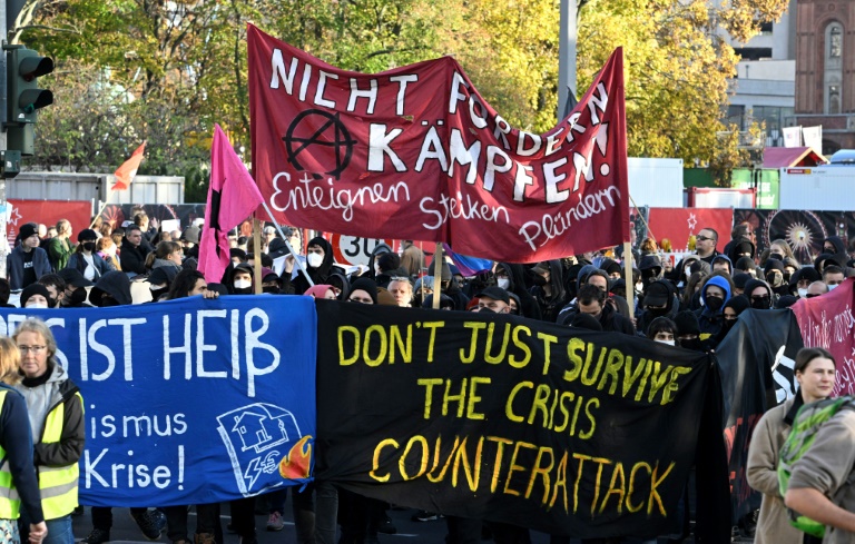  Thousands protest in Berlin over price rises