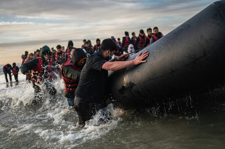  France, UK sign new deal on thwarting migrant Channel crossings 