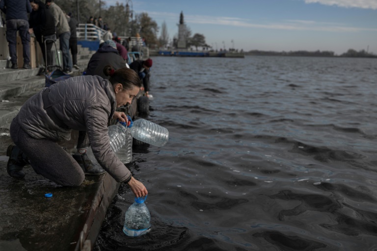  Kherson residents seek water and phone service on river’s edge