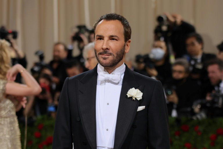  Estee Lauder agrees to buy Tom Ford brand for $2.3 bn