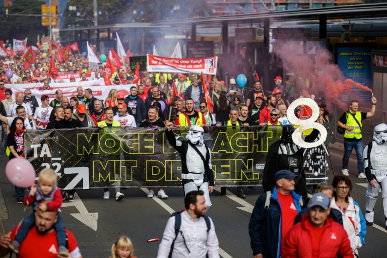  Major German trade union wins pay hike, averting strike