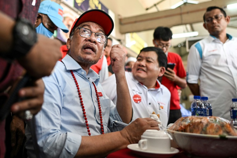  Malaysians vote in tightly contested election