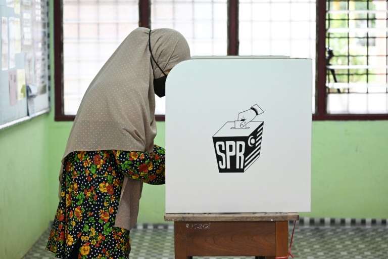  Rival blocs claim majority in Malaysian election stalemate