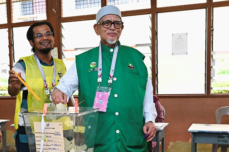  Race on to form coalition govt in Malaysia after election deadlock