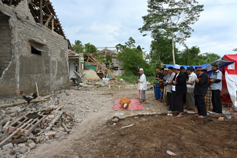  Grief-stricken goodbye for Indonesia father killed in quake