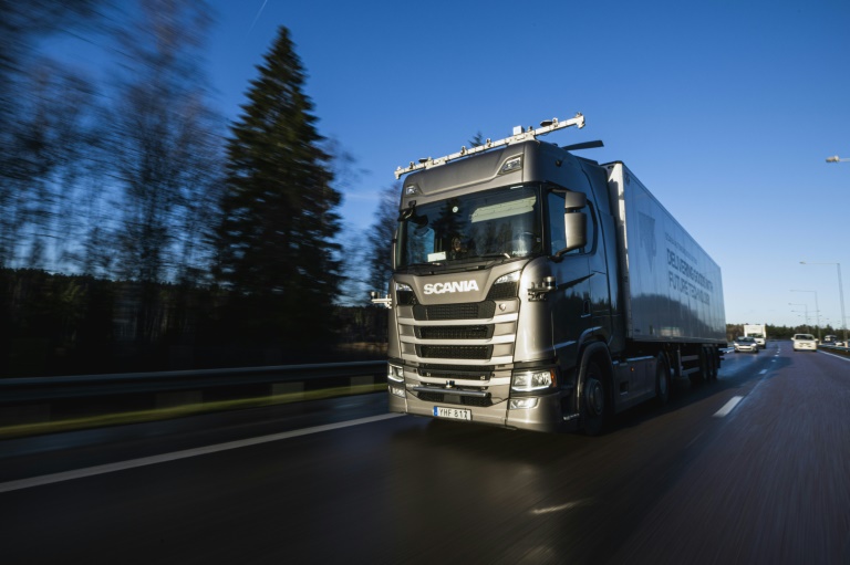  Self-driving lorries hit the road in Sweden