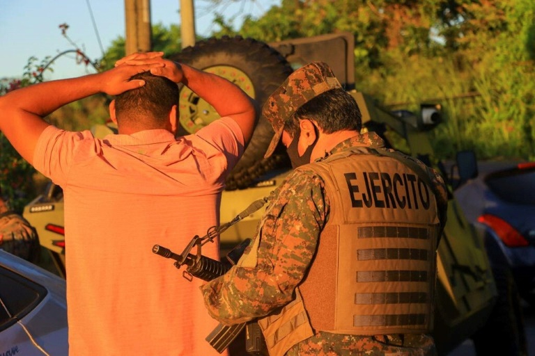  Salvadoran troops surround a major city in crackdown on gangs