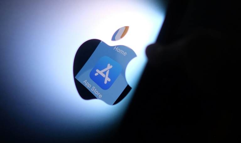  Apple faces critics over its privacy policies