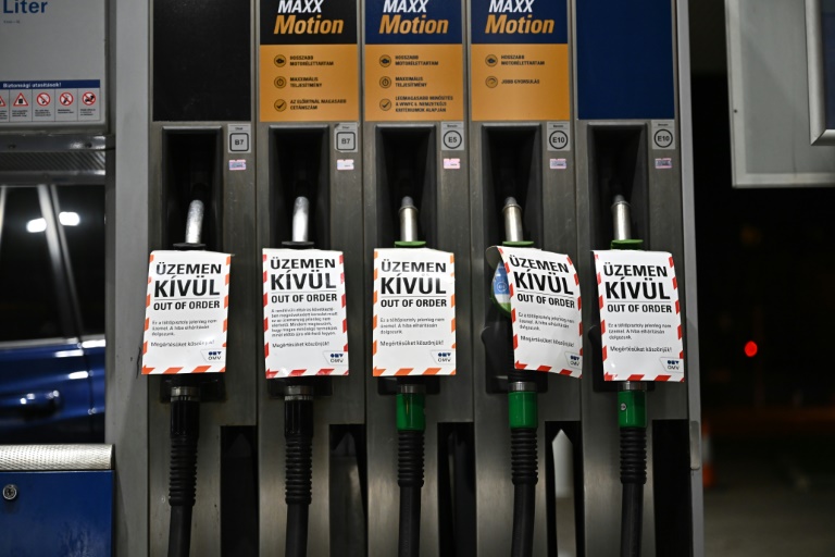  Hungary scraps petrol price caps amid fuel shortage