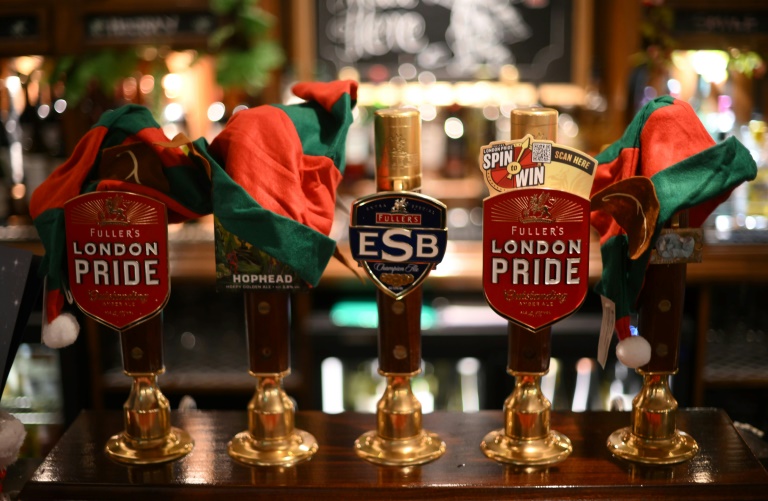  UK pubs feel Christmas pressure as inflation bites