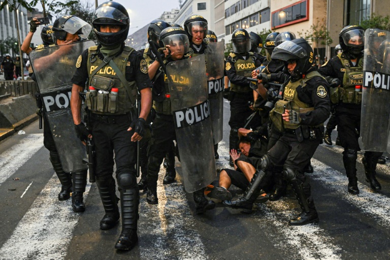  Peru’s new leader urges calm as protests grow