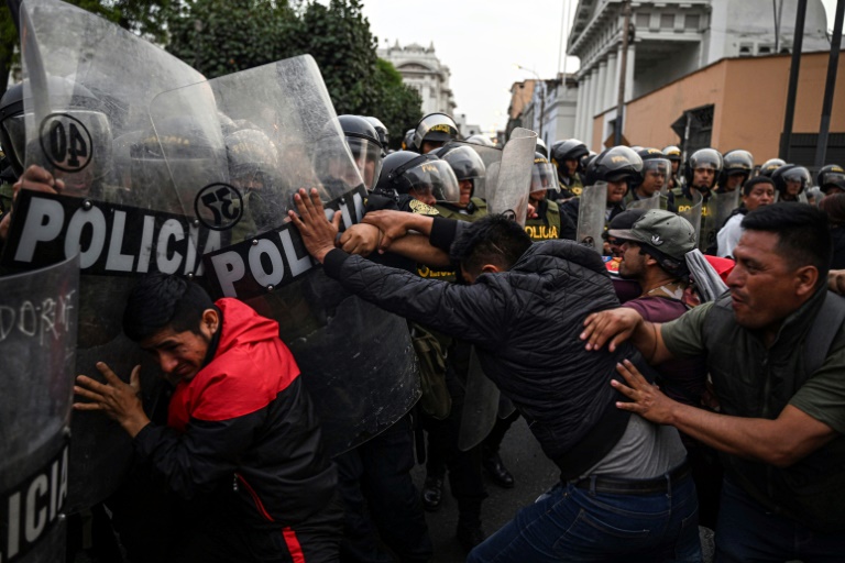  Lima’s streets tense as Peru leader hints at early elections