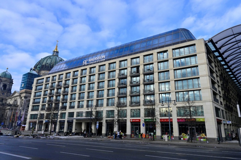  Two people hurt as huge Berlin aquarium bursts