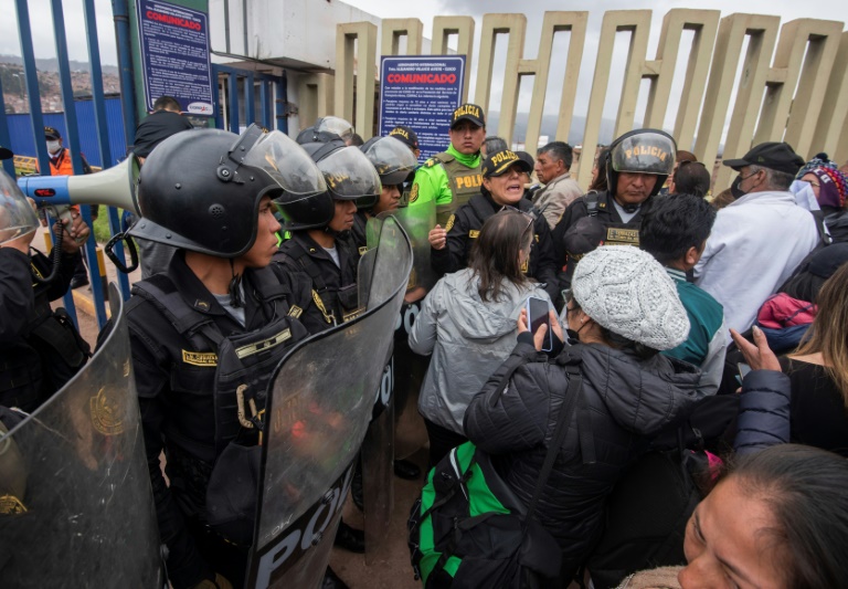  Thousands of tourists stranded but Peru rejects bringing forward vote