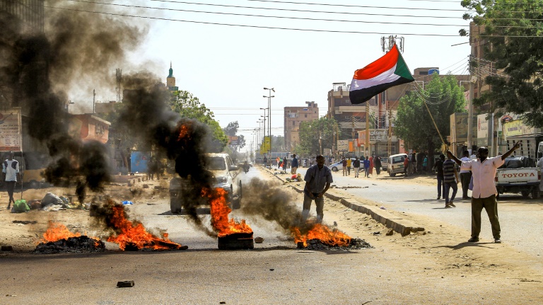  Sudanese forces fire tear gas at rally against post-coup deal